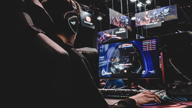 捕鱼游戏场景，展示多种鱼类游动轨迹与炮台瞄准线